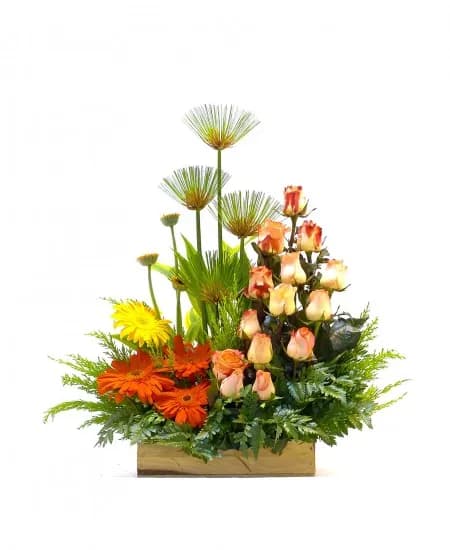 ARREGLO FLORAL CON FLORES DE TEMPORADA Y ROSAS