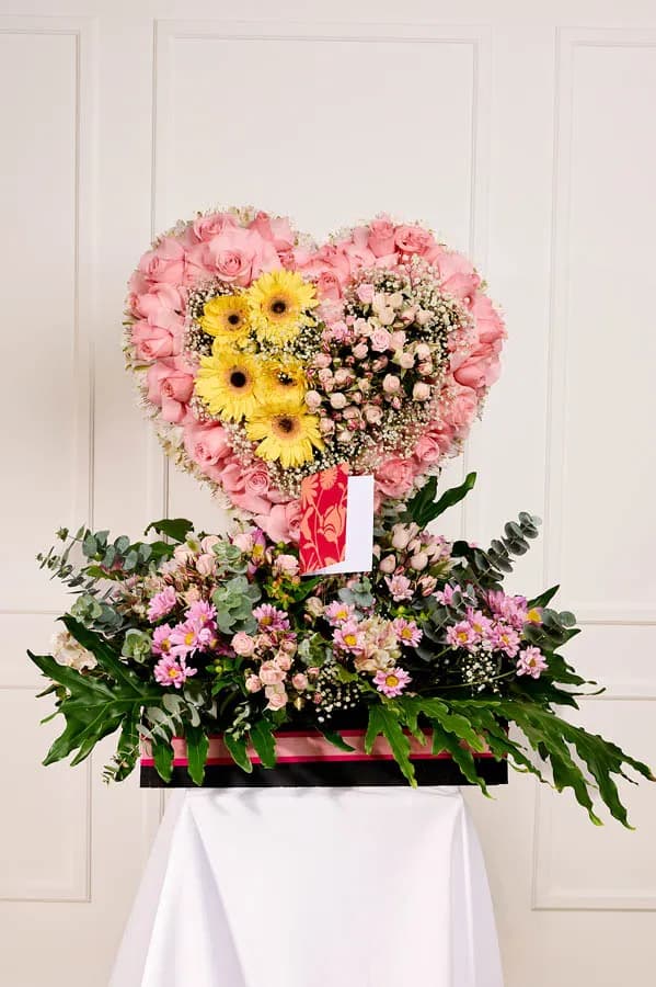 Corazón rosa con girasoles
