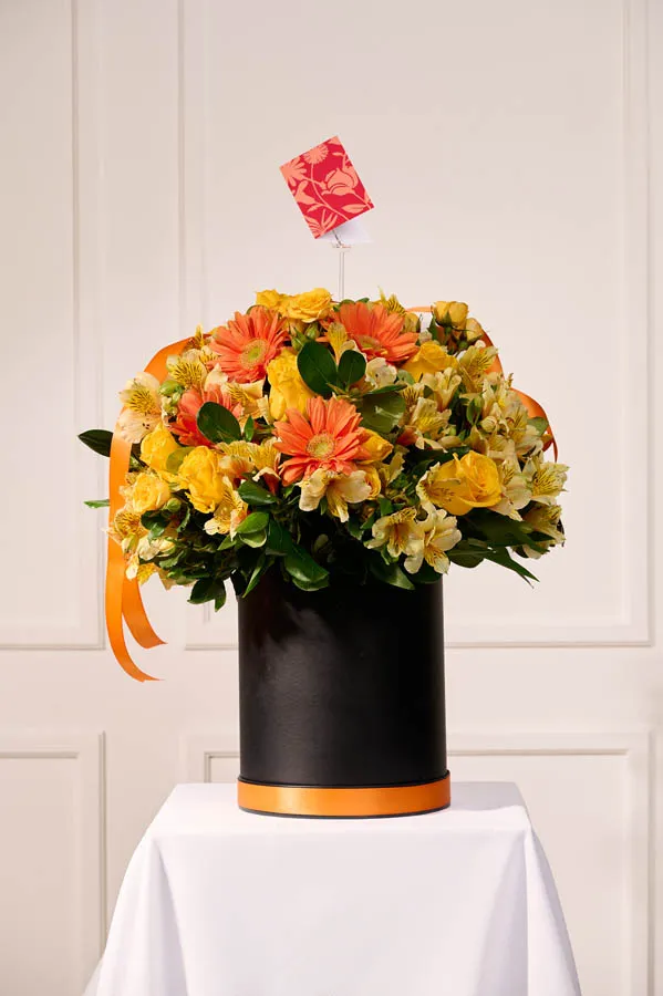 Base negra con flores amarillas