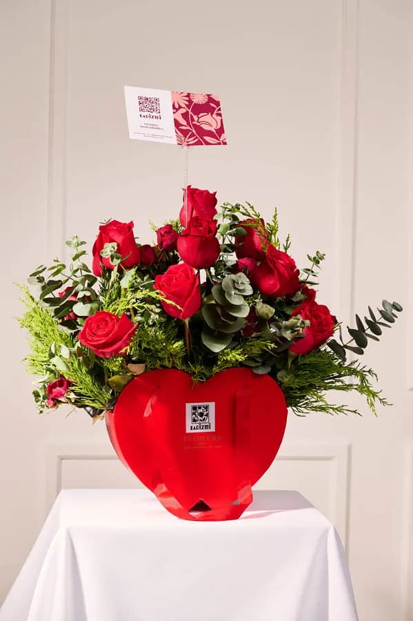 Corazón rojo con rosas rojas