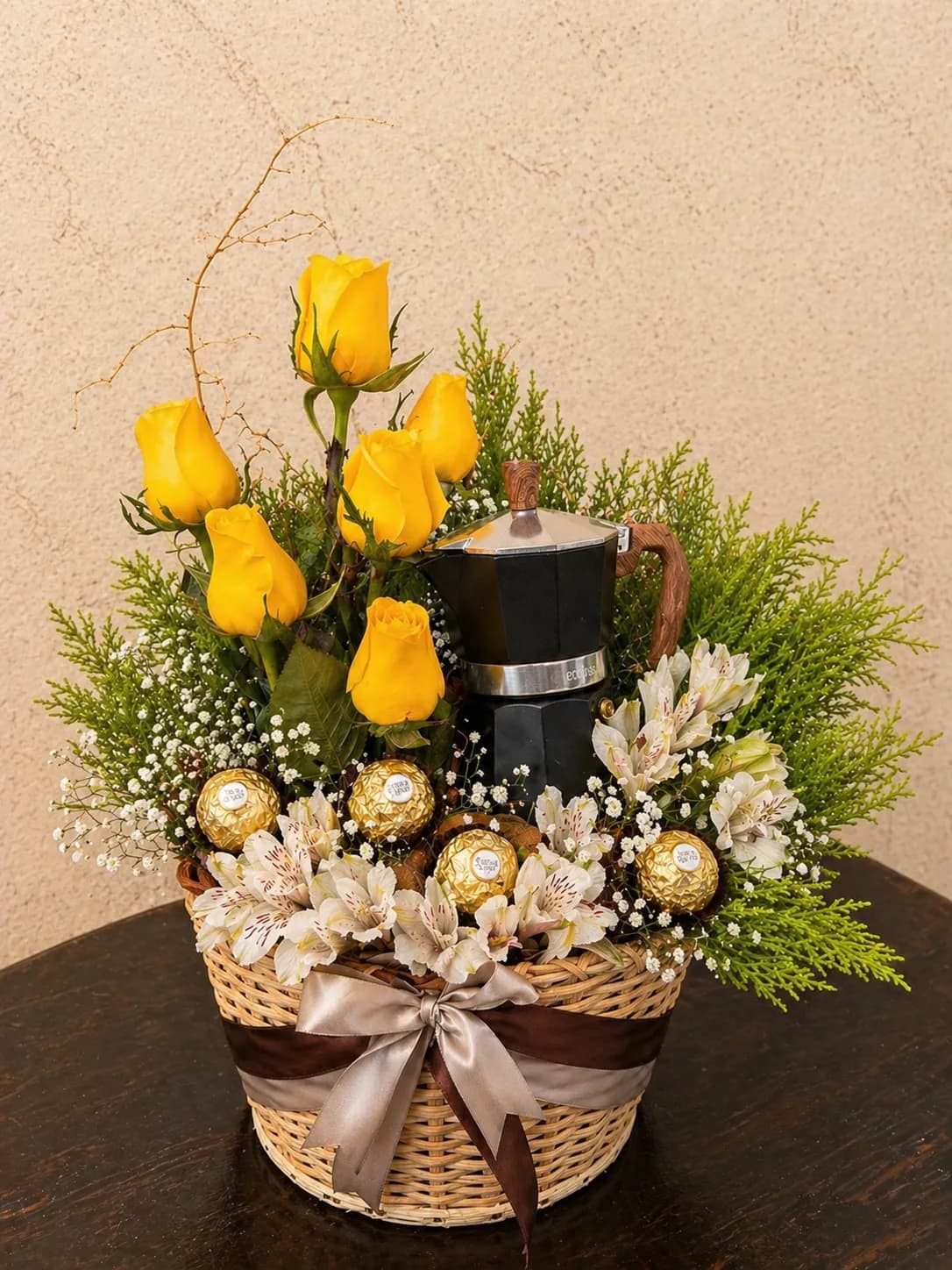 Cesta de rosas amarillas con cafetera y Ferreros